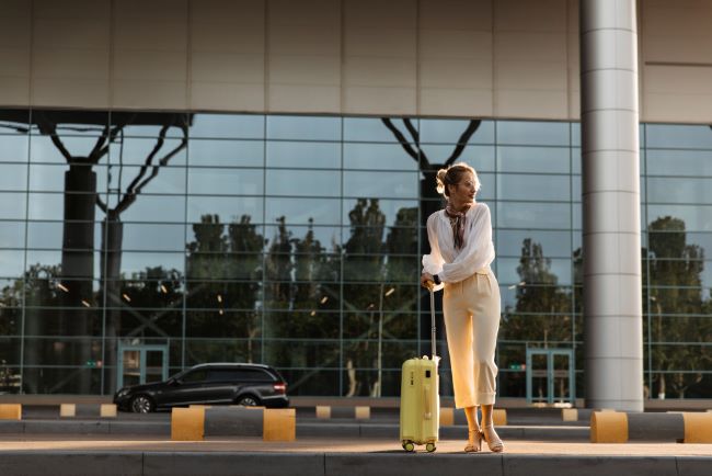 خدمة الاستقبال والترحيب في مطار أنديرا غاندي الدولي في الهند