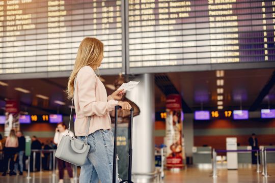 ما هي إجراءات الوصول والمغادرة من المطارات حول العالم؟